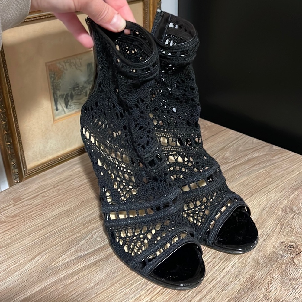 Vince Camuto Signature VC Black Lace & Leather Booties Heels - 7.5